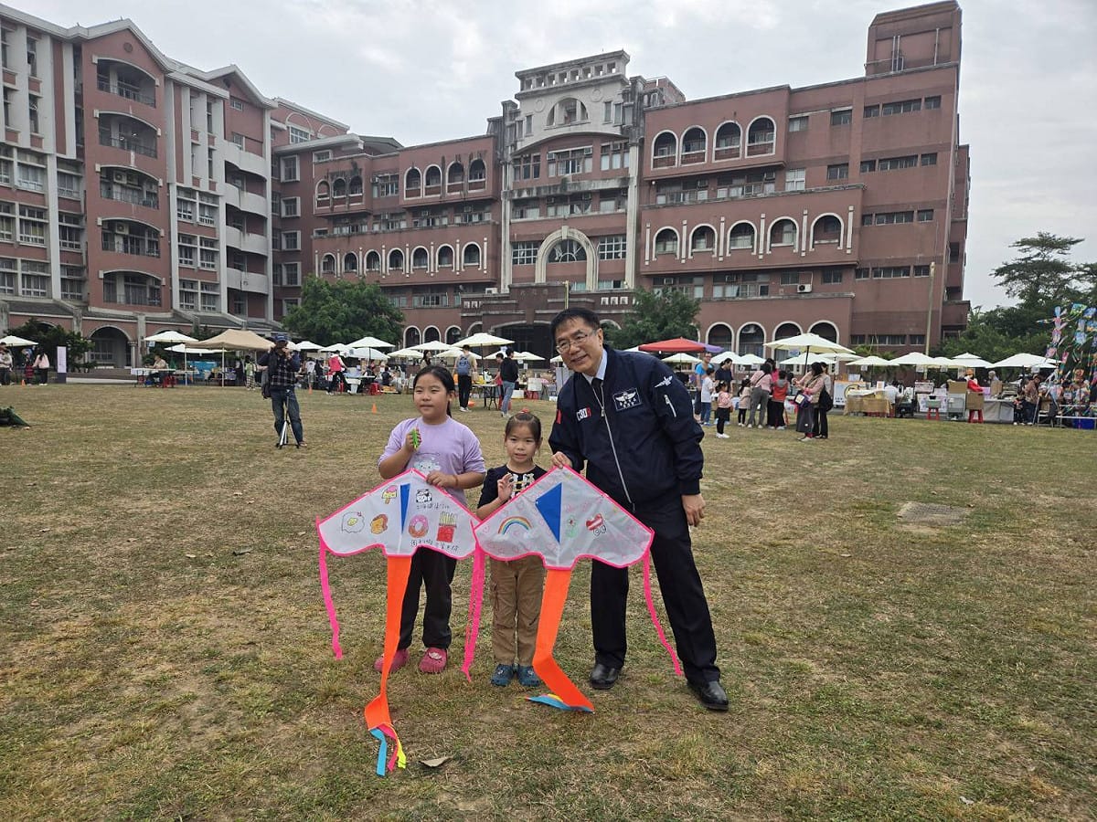 「2025臺南曾文風箏嘉年華」於曾文市政願景園區盛大開場，繽紛風箏隨風升空，現場湧入許多大小朋友共同參與，人潮絡繹不絕，歡笑聲此起彼落，充分展現臺南市推動戶外休閒運動的活力與熱情。 圖：台南市政府提供