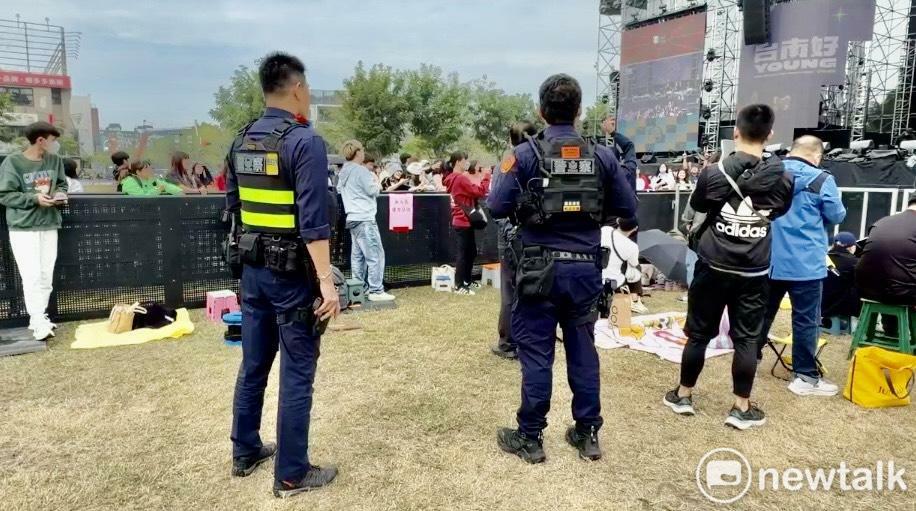 台北市驚傳民眾隨機無差別攻擊事件，「2026台南好young」耶誕搖滾演唱會今晚間登場，因為是發生攻擊事件後的第1場縣市政府官方主辦大型演唱會，台南市長黃偉哲要求警方持續加強維安工作，確保場外場內秩序與安全。 圖：台南市政府提供