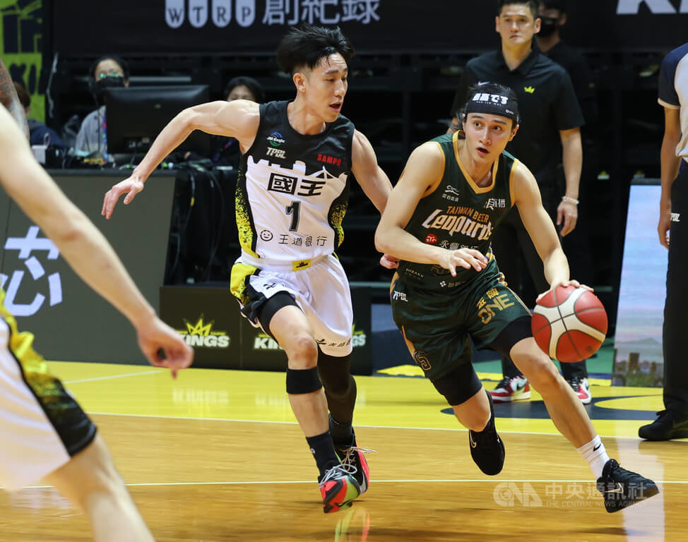 台灣職業籃球大聯盟（TPBL）桃園台啤永豐雲豹隊20日例行賽以103比125不敵新北國王隊，苦吞近期2連敗。當家後衛高錦瑋（右）認為，大家一開賽沒有準備好自己，陷入有點慢熱狀態，回去需要立即修正。中央社記者張新偉攝　114年12月20日