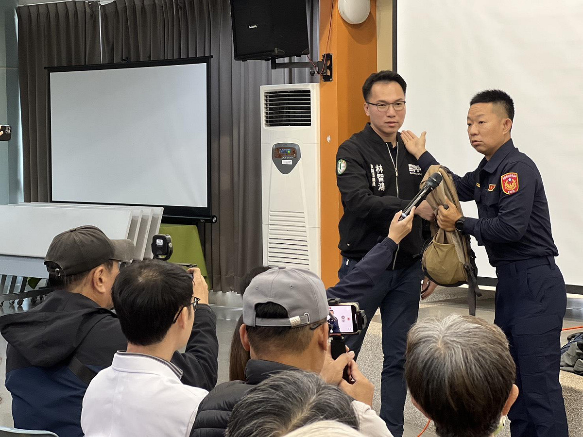五甲派出所所長孫英哲(右一)與林智鴻(右二)為長輩演練緊急情況時的防身術。 圖：林智鴻服務處/提供