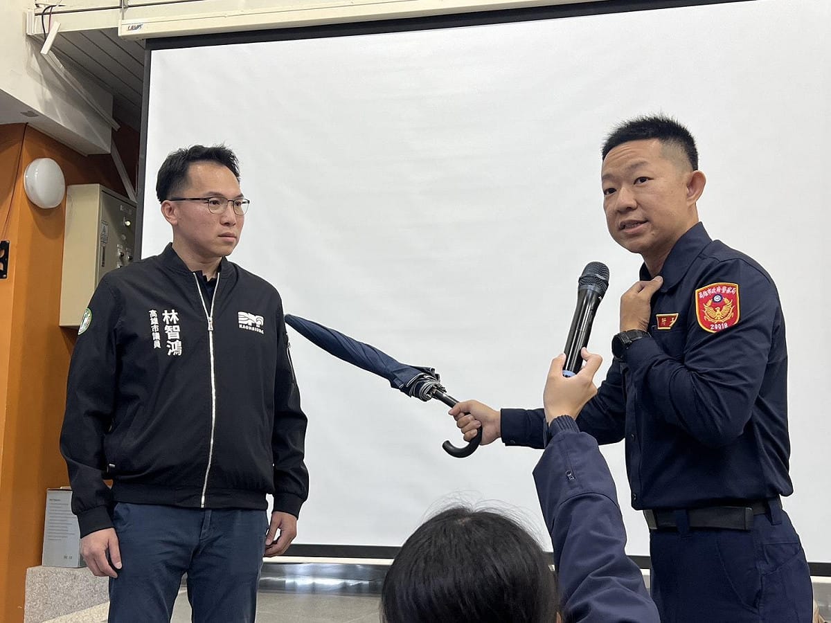 孫英哲(右)與林智鴻(左)演練緊急情況時，利用隨手可得的雨傘進行自我防禦動作。 圖：林智鴻服務處/提供
