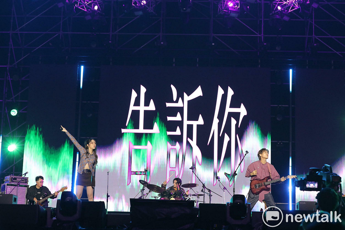 「2026台南好young」耶誕搖滾演唱會今晚熱鬧登場，吸引大批市民與歌迷湧入，國內外卡司接力開唱 ，活動最高潮時更吸引超過15萬人次參與，氣氛熱烈。 圖：台南市政府提供
