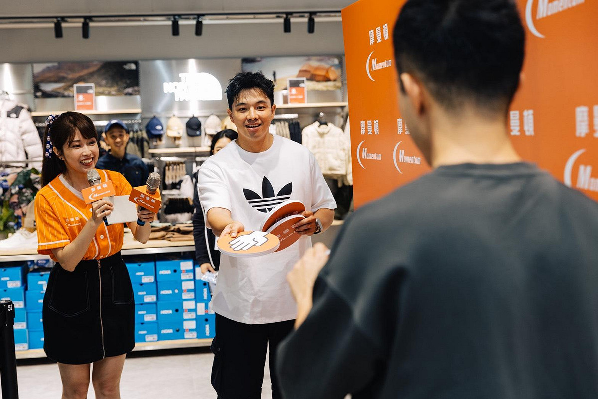吳念庭(中)與球迷一起玩遊戲。 圖：大立百貨/提供