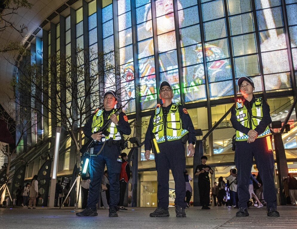 北市警強化小巨蛋活動維安 持長槍巡守發揮嚇阻
