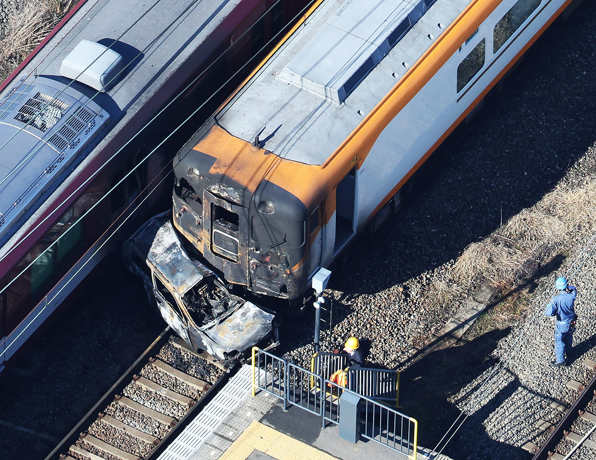 日本京都府精華町昨（20）日發生特急列車與自小客車衝撞事故，造成汽車駕駛身亡，其餘列車乘客皆平安無事。 圖：翻攝自 X @CCTVAsiaPacific
