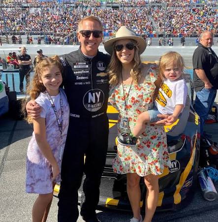 NASCAR賽車手葛瑞格・比福（Greg Biffle）一家乘坐的商務噴射機在美國北卡羅來納州墜毀起火，機上共7位乘客皆不幸罹難。 圖：翻攝自 X @AvadhrajSi18492