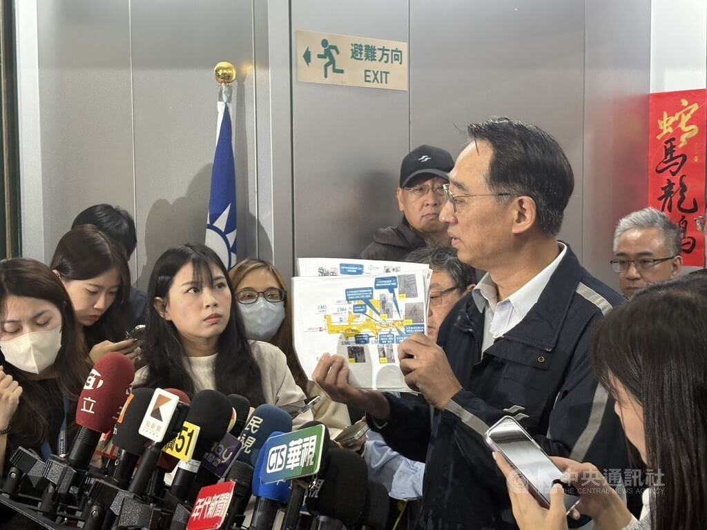 27歲張文犯下重大治安事件，台北捷運公司總經理黃清信（前中右）21日受訪，對於記者提問，是否無法第一時間掌握犯嫌逃亡路線，黃清信表示，張文丟擲煙霧彈、2次變裝，作案方法較特殊，會再研究怎麼盡快確定犯罪型態。中央社記者楊淑閔攝　114年12月21日