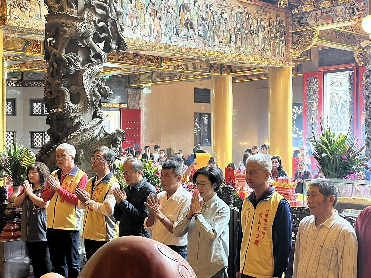 林岱樺(右三)前往鳳山天公廟參拜祈福，為台灣及高雄祈求平安。 圖：孫家銘翻攝