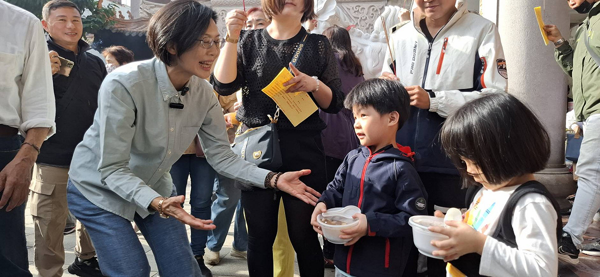 林岱樺(左一)在鳳山天公廟與小朋友親切互動。 圖：孫家銘翻攝