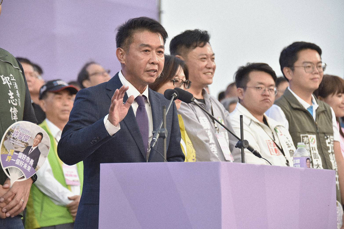 許智傑(左一)表示自己是唯一有地方行政首長經驗的市長參選人，一定是高雄最好的選擇。 圖：許智傑競選總部/提供