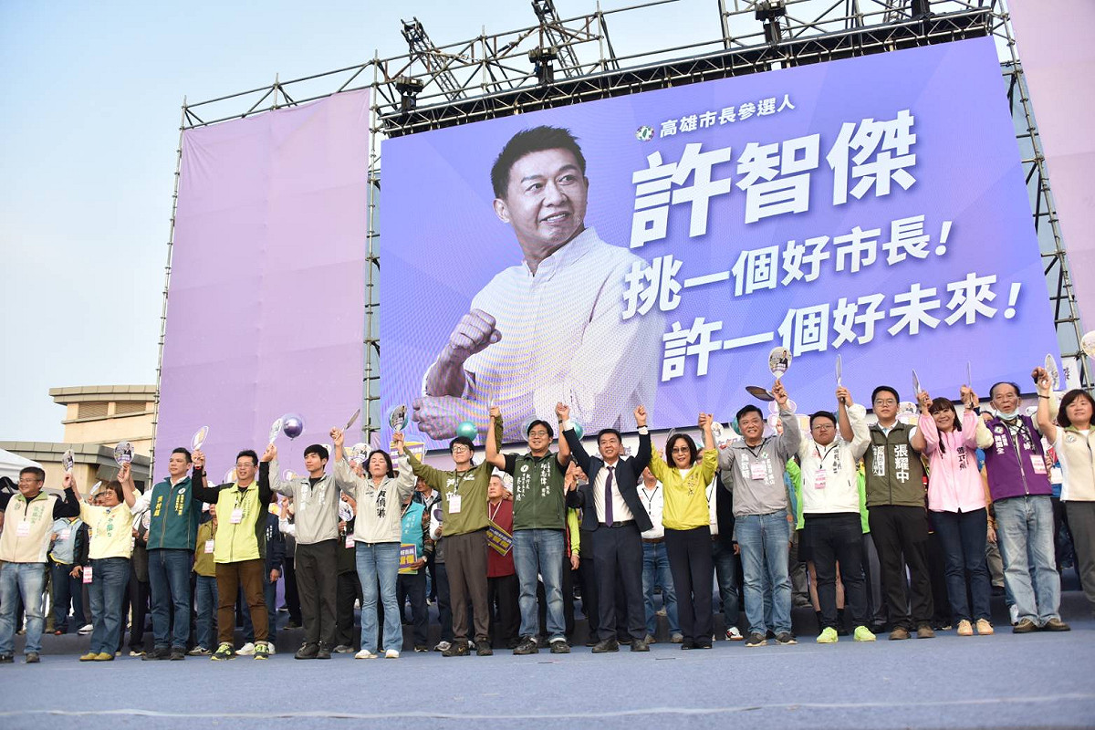 許智傑在高雄捷運鳳山西站旁的空地舉辦首場大型造勢活動。 圖：許智傑競選總部/提供