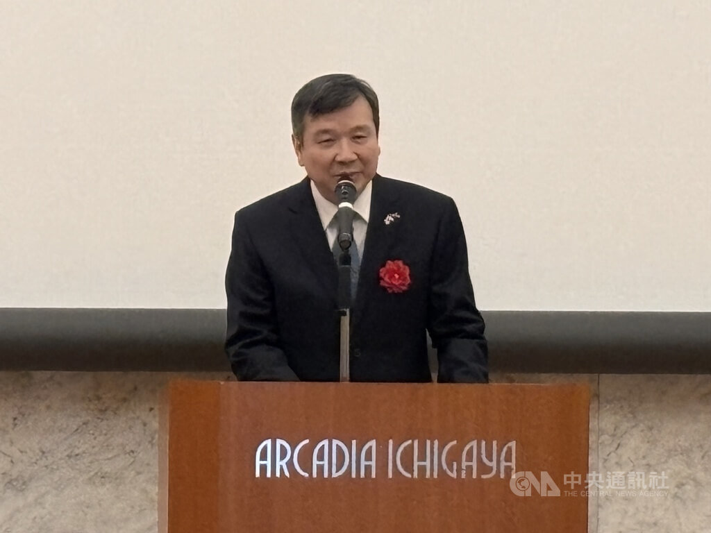 日本李登輝之友會21日舉辦年度忘年會，駐日代表李逸洋出席致詞指出，日本首相高市早苗「存亡危機事態」的相關發言，引發中國單方面升高區域緊張、反覆採取挑釁行動。他強調，在印度太平洋地區，中國已成為當前最大的和平破壞者。 圖：中央社提供