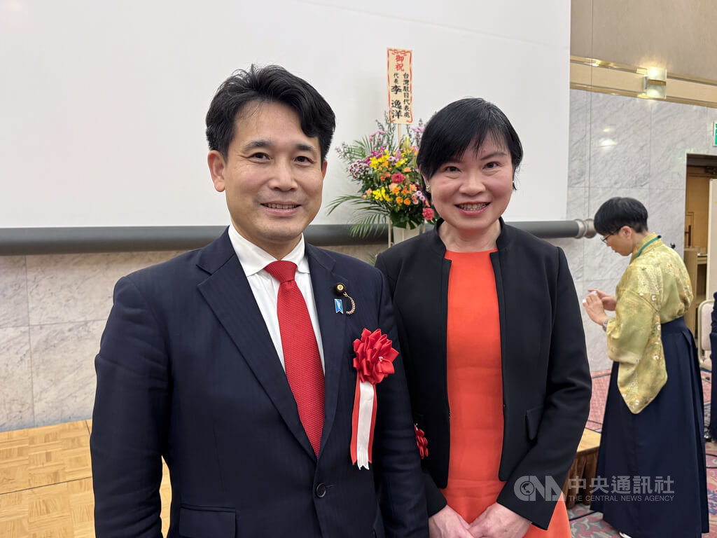 「台灣女婿」前農林水產副大臣、參議員瀧波宏文（左）21日應日本李登輝之友會邀請發表專題演講，揭露日本今年5月上路的修正後戶籍法，終於實現「台灣出身者可在戶籍登記時實際填寫台灣」，檯面下多年推動過程。他的妻子、台灣出生、成長的瀧波史織（右）見證丈夫一路以來為台日關係付出的努力。 圖：中央社提供