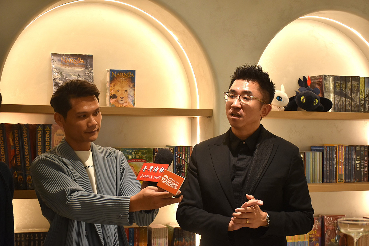 Michael Lee(右)自許為語言教育改革推廣家，希望為下一代培育更多真正具備國際競爭力的學生。 圖：孫家銘攝