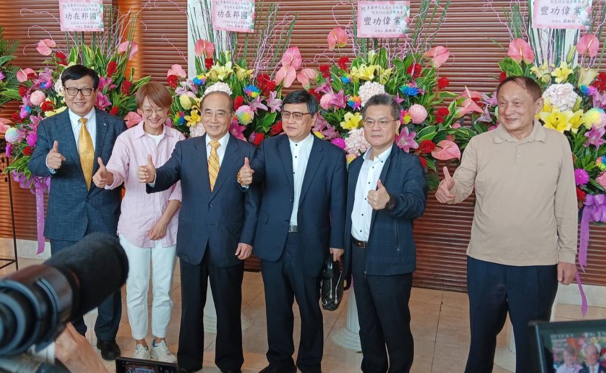 王金平(左三)舉辦從政半世紀感恩餐會，老友出席相見歡。 圖：孫家銘攝