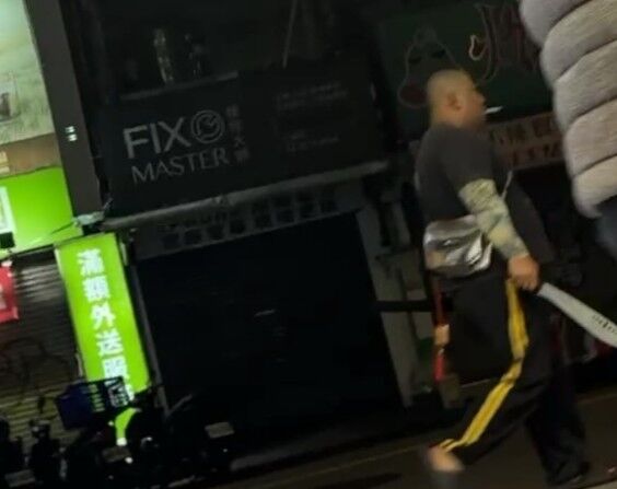 台北市士林夜市今（22）天凌晨有男子拿開山刀徘徊，引發民眾驚慌。 圖：翻攝Threads「@hxuxxzi」