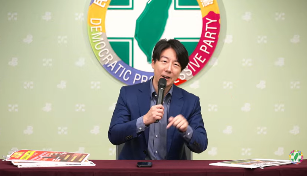 民進黨發言人吳崢今（22）日表示，大罷免的結果，整個執政黨已經明確承擔政治責任，希望繼續向前看。 圖：擷自直播畫面
