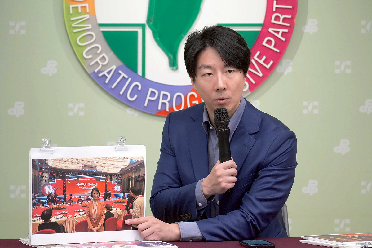 民進黨發言人吳崢今（22）日召開記者會，要求國民黨向台灣社會清楚交代行程內容，並呼籲勿再阻擋國防與國安相關法案。 圖：民進黨提供