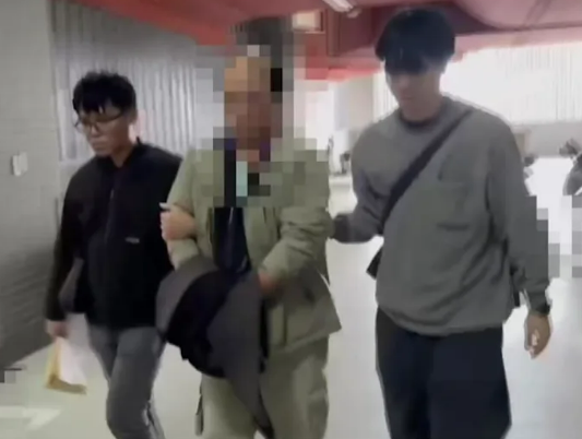 石明謹指模仿犯速落網關鍵在平台供IP，示警小紅書拒合作恐成治安黑洞。(圖為中科作業員聲稱是張文同夥，遭警方逮捕畫面） 圖：翻攝自網路