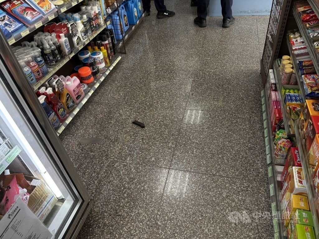 新北市呂姓男子20日下午持菜刀闖入三峽某加油站，並潑灑易燃液體，遭警方壓制逮捕。新北地檢署依恐嚇公眾等罪聲請羈押呂男，新北地院22日裁定收押但不禁見。圖為呂男所持刀械。（翻攝畫面）中央社記者曹亞沿傳真 114年12月22日