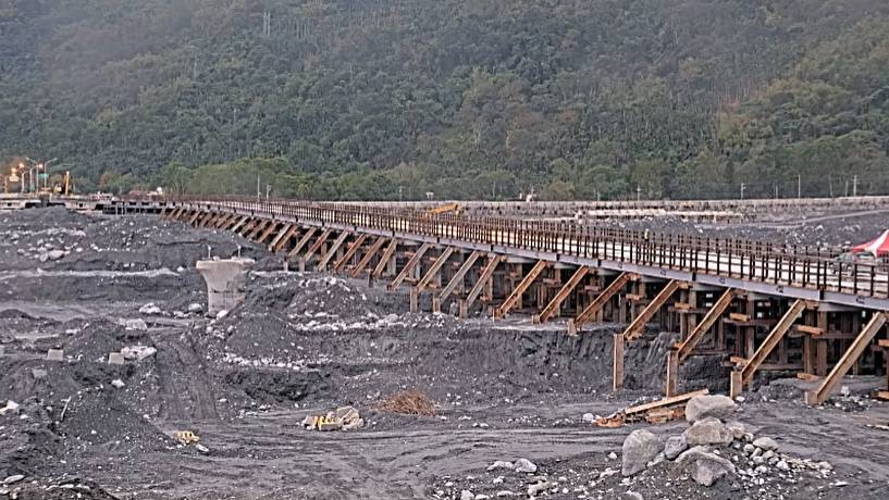 馬太鞍溪鋼便橋施工現況。 圖：交通部公路局提供
