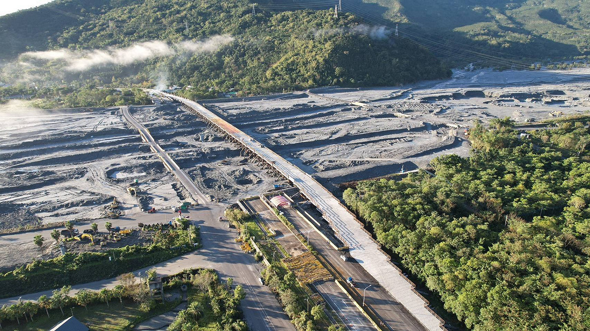馬太鞍溪鋼便橋施工現況。 圖：交通部公路局提供