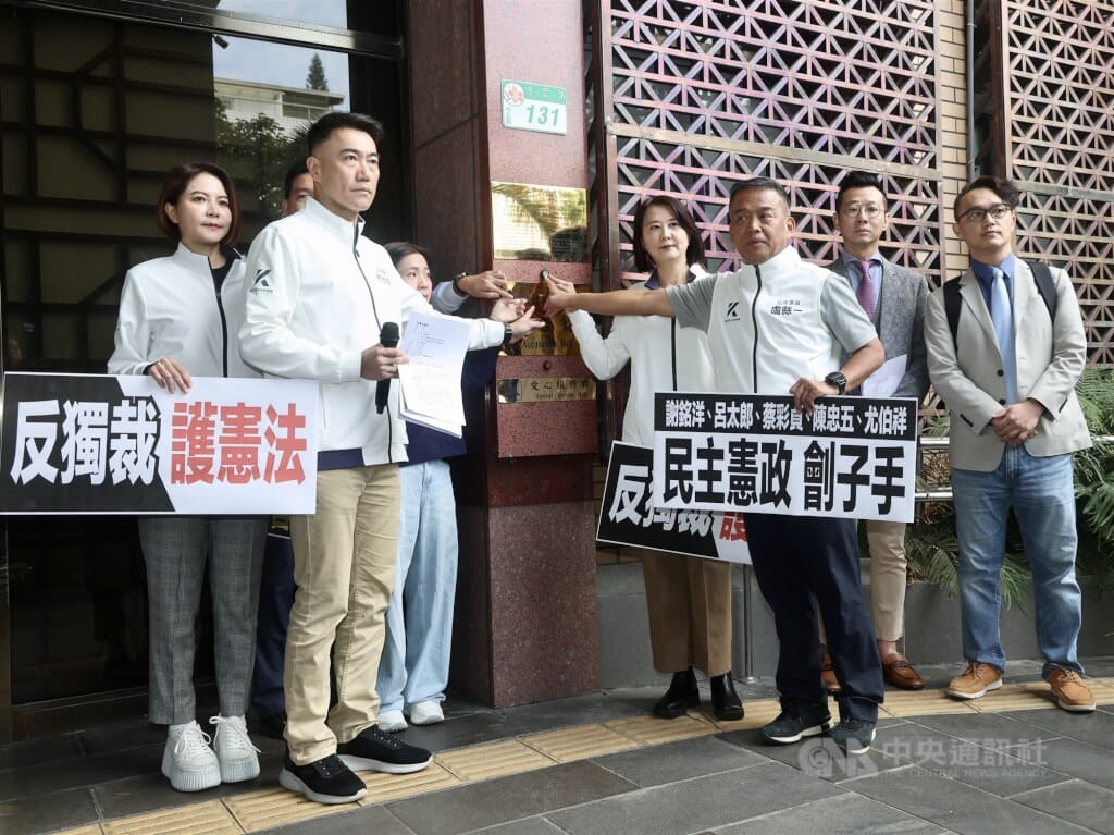 國民黨立法院黨團首席副書記長林沛祥（左2）、副書記長王鴻薇（右4）、等22日前往台北地檢署，按鈴提告謝銘洋、呂太郎、蔡彩貞、陳忠五、尤伯祥5位大法官濫權瀆職、枉法裁判。中央社記者張皓安攝 114年12月22日