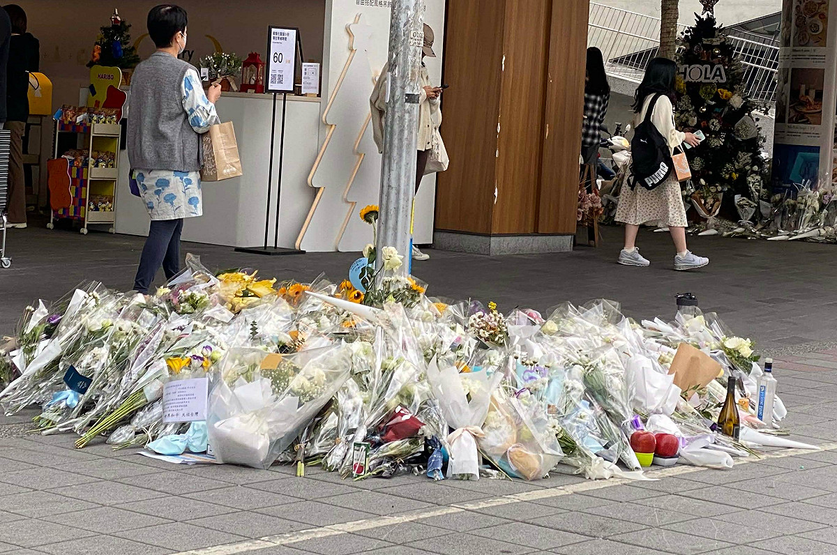 北捷隨機殺人事件，許多民眾自發前往捷運中山站外獻花悼念。 圖：民眾提供／張龍僑攝
