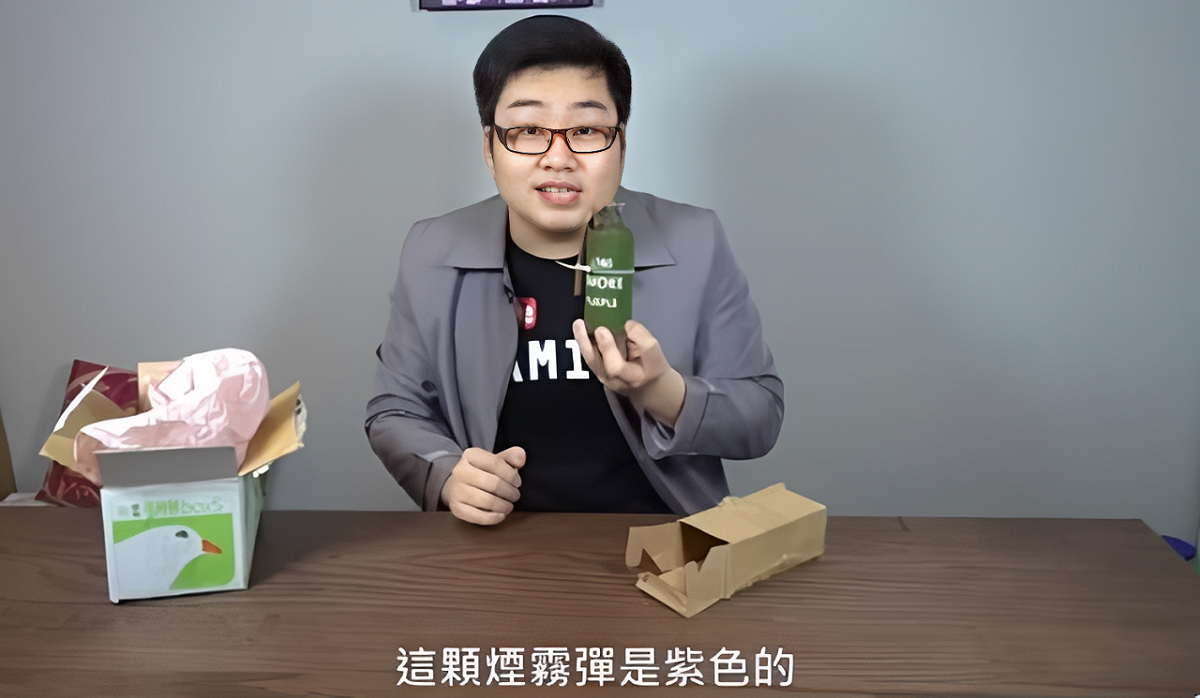 Joeman 2017年時曾在頻道上傳的影片「超狂！用煙霧彈拍出動作電影？LT40煙霧彈開箱！」。 圖：翻攝自Joeman YT頻道