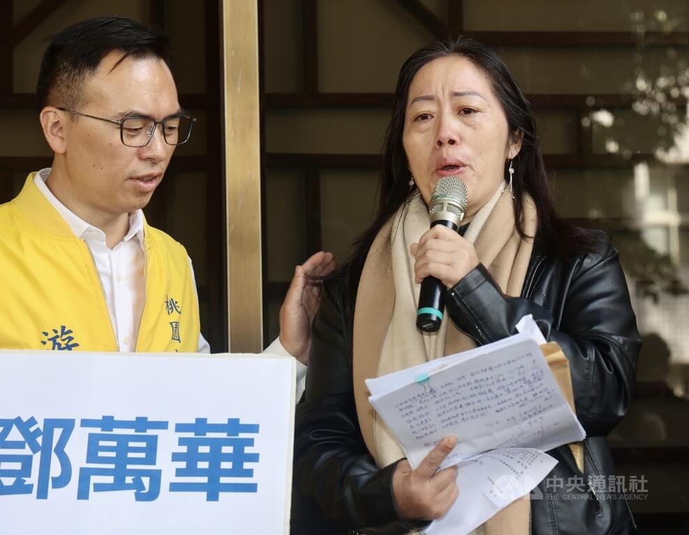 花蓮中配村長鄧萬華（右）22日在新黨黨職人員的陪同下到台北地檢署，按鈴告發內政部長劉世芳瀆職。鄧萬華表示，自己30年來愛家、愛台灣，扎根地方、服務村民，村長是村民一票一票投出來的，不是官員一句話就能抹殺。她直言，中配要的只是依法行政、平等對待，從來不是特權。中央社記者張皓安攝 114年12月22日