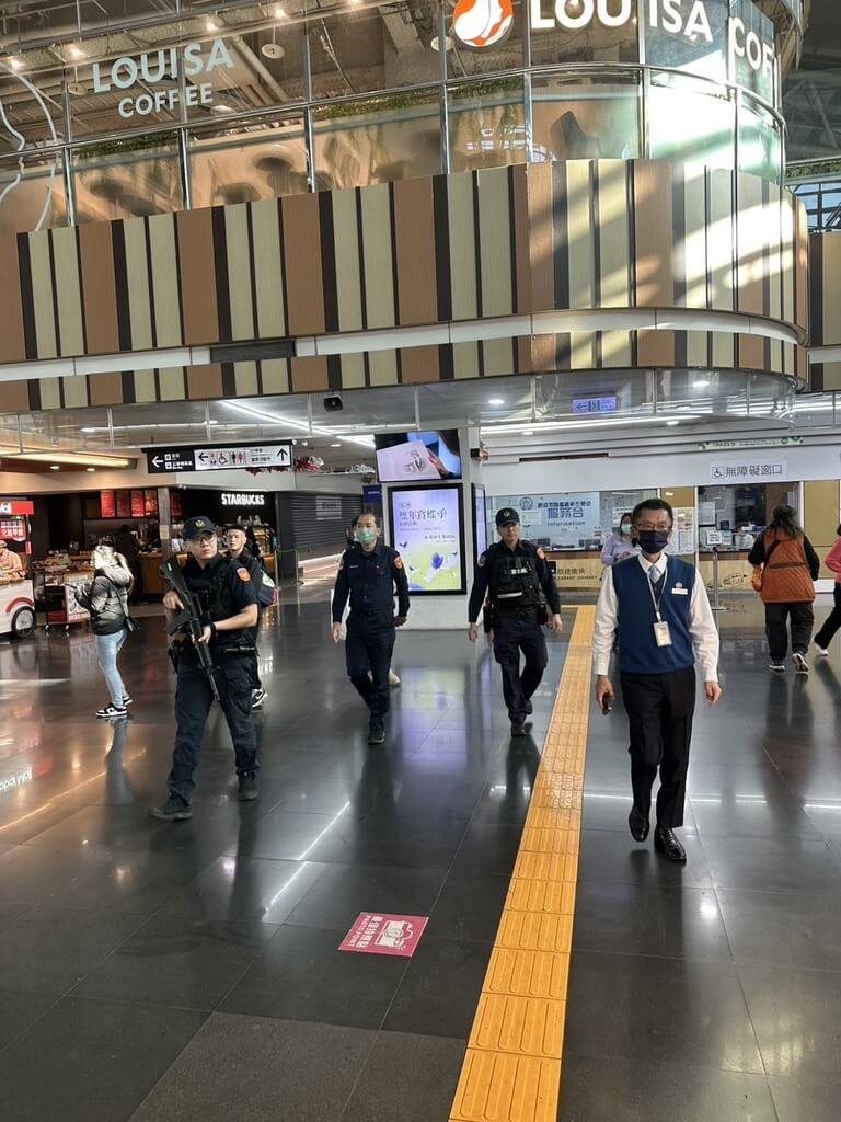 有民眾預告22日下午將在捷運系統內放置炸彈並引爆，對此，鐵路警察局高雄分局及高雄捷運警察隊等單位，針對共構重要轉運站實施聯合巡檢，增派警力並增加偵檢器材，目前均未發現可疑人員及物品。（鐵路警察局高雄分局提供）中央社記者張已亷傳真　114年12月22日