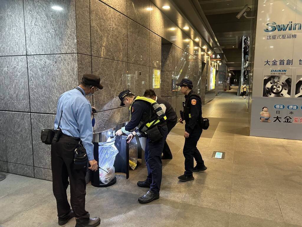 台鐵松竹站、大慶站、新烏日站被預告炸彈攻擊，鐵路警察局提高見警率並強化聯防機制、快速通報及反應。針對各個車站加強巡檢，並與台中市政府警察局聯合會哨巡檢，增加搜查垃圾桶，排除異物。（警方提供）中央社記者趙麗妍傳真 114年12月22日