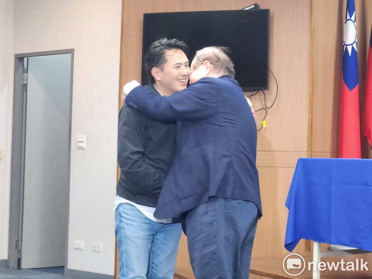 國民黨前立委陳以信（圖左）在國民黨秘書長李乾龍（圖右）陪同下，現身國民黨中央發表退選聲明。 圖：黃建豪/攝