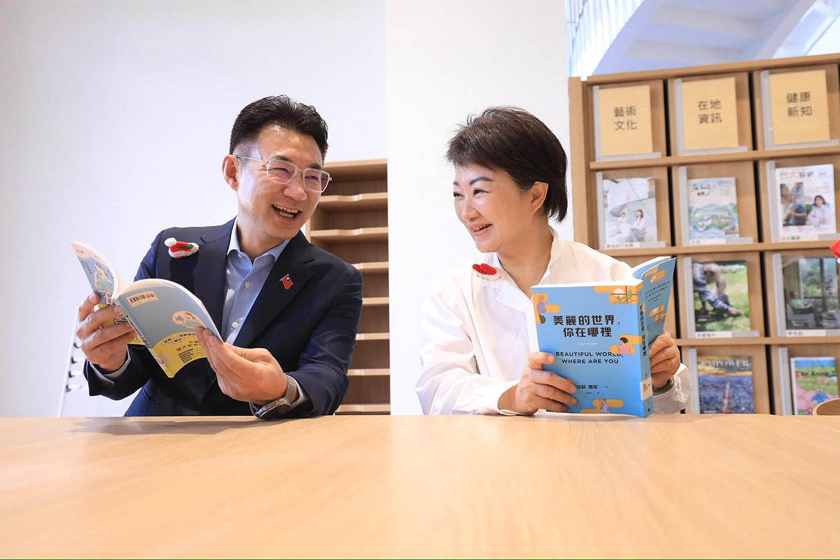 台中市北屯溪東圖書館開館啟用，市長盧秀燕及立法院副院長江啟臣都出席開館儀式。 圖：台中市政府/提供