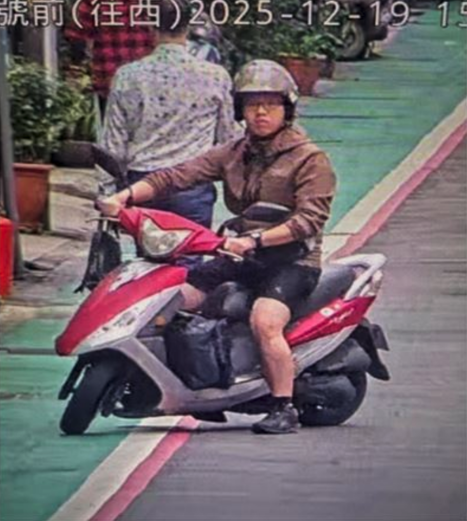 中山分局22日出面說明，指出張文縱火後兩度變裝，但當下無法聯想對方竟會跨區犯案，導致追捕困難重重。 圖：警方 / 提供