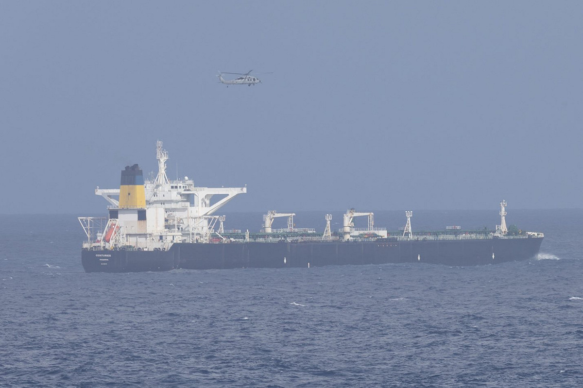 美國海岸警衛隊證實20日清晨執行「閃電打擊」行動，成功扣押巴拿馬籍油輪「Centuries」。 圖：翻攝「X」@DHSgov