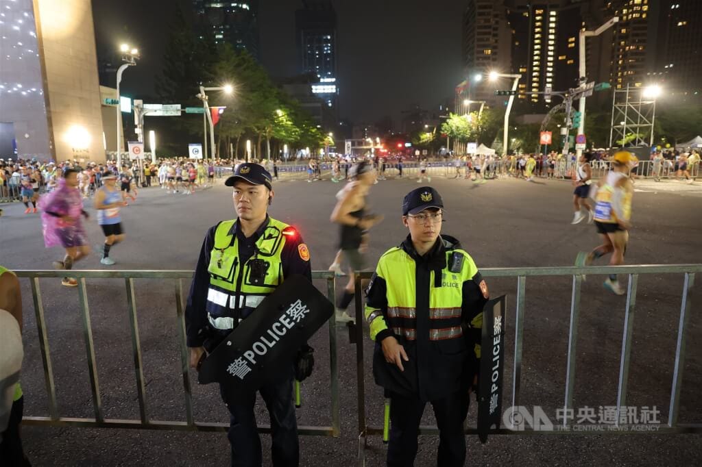 21日台北市舉辦馬拉松活動，現場警察配警盾戒備。（中央社檔案照片）