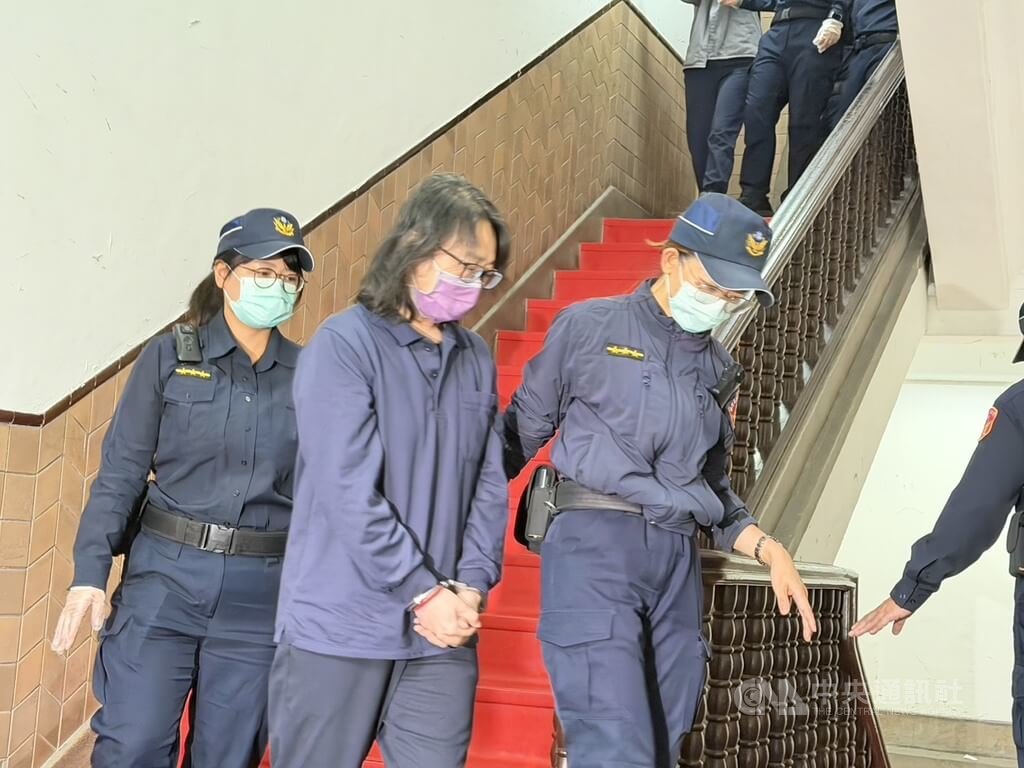 男童「剴剴」遭虐死案，二審台灣高等法院22日開庭辯論，可望辯結定宣判日。法警提解被告保母姊妹劉彩萱（前中）、劉若琳。中央社記者劉世怡攝　114年12月22日