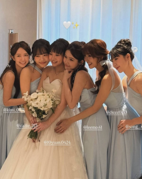 禾羽(左起)、李采潔、桃桃子、冼迪琦、宋宋身穿藍色禮服，出席陳詩媛(左三)的婚禮。 圖：翻攝自禾羽IG
