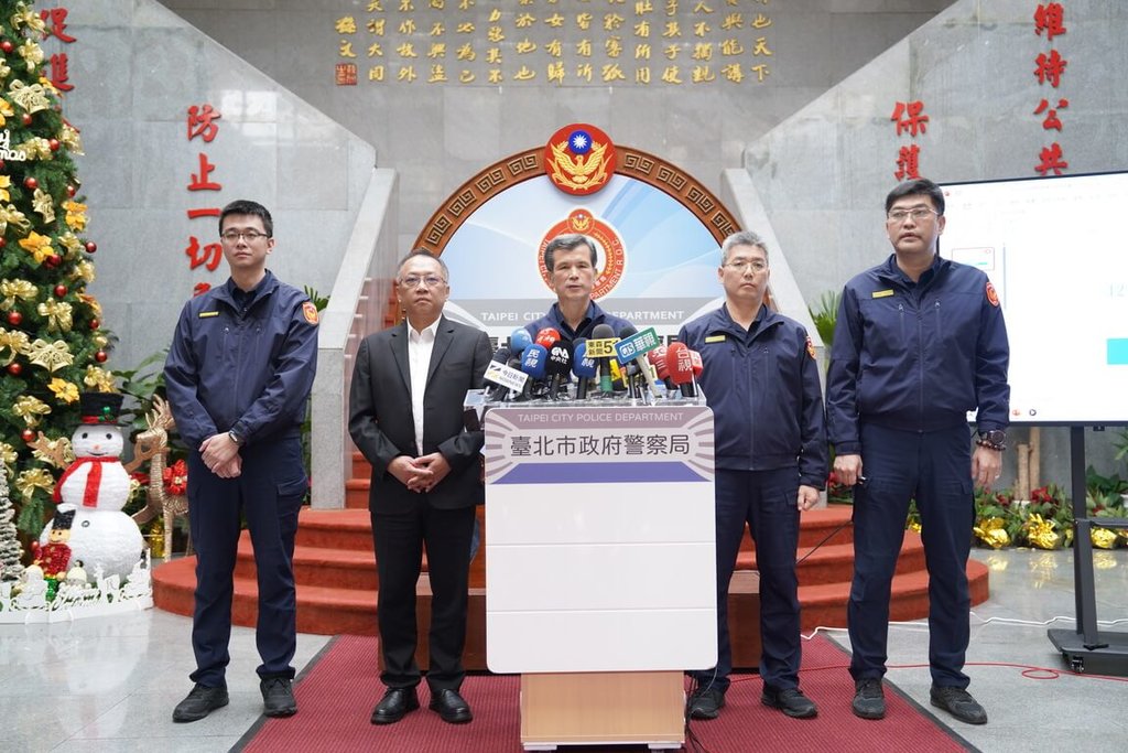 台北市警察局刑事警察大隊大隊長盧俊宏（左2）22日說明，針對張文隨機攻擊事件，目前仍在持續追查、調閱金流狀況，目前查無第五縱隊相關跡象。（台北市警察局提供）中央社記者黃麗芸傳真 114年12月22日