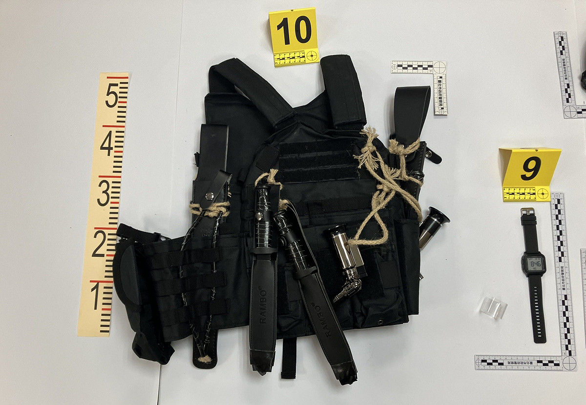 警方公布張文穿著戰術背心。 圖：警方提供
