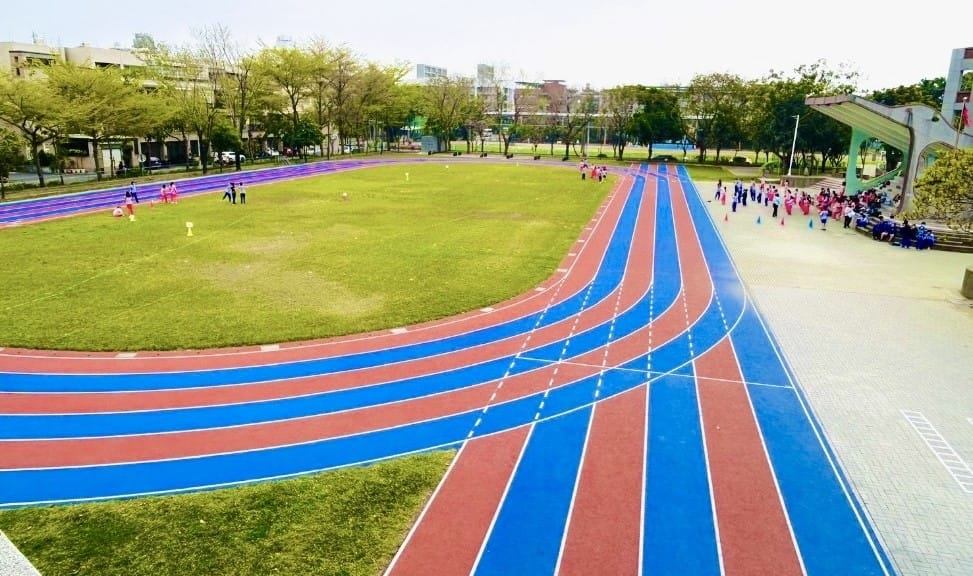 橋頭國小操場PU跑道修，獲「2025城市工程品質金質獎」肯定。 圖：高雄市教育局/提供
