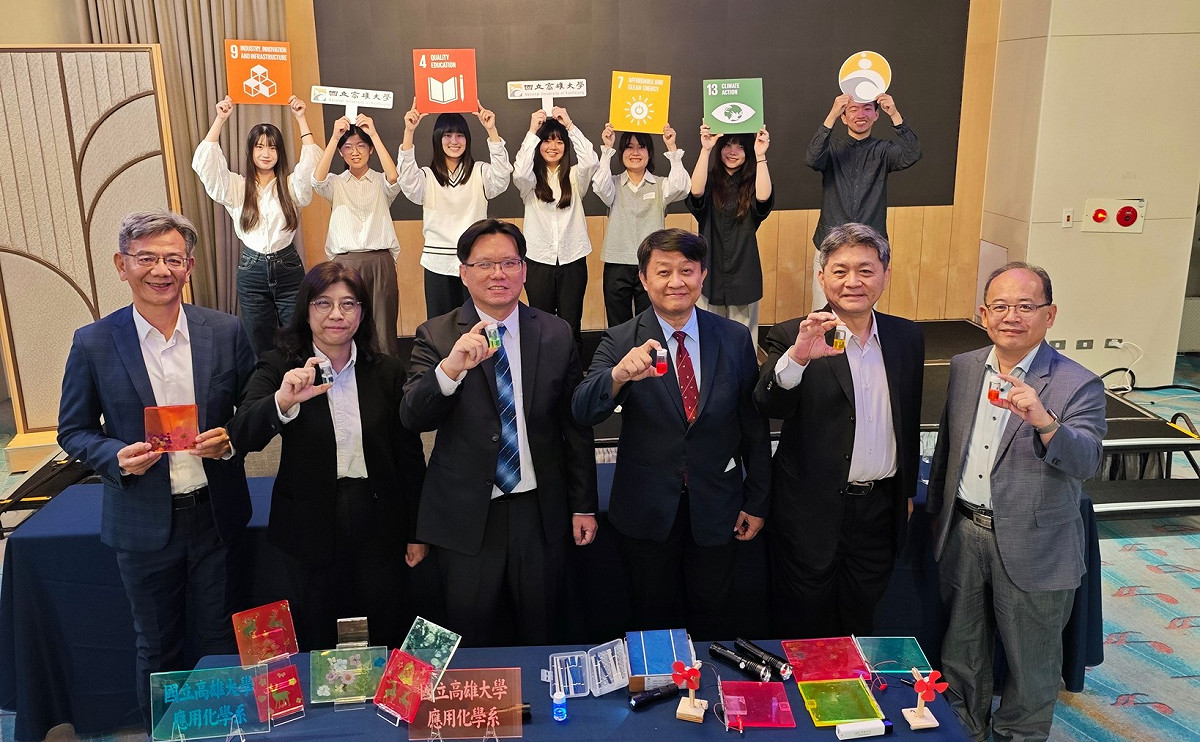 「螢光太陽能聚光器」研究成果展現高雄大學在永續能源與跨域應用研究上的投入。 圖：國立高雄大學/提供