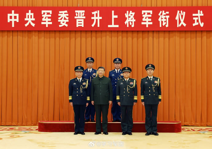 中國解放軍東部及中部兩大戰區司令員22日同時宣布「補實」，原東部戰區代理司令員楊志斌及曾在今年9月擔任抗戰勝利80周年閱兵總指揮的中部戰區空軍司令員韓勝延，兩人晉升上將並分別接掌面對台海的東部戰區與護衛首都的中部戰區。 圖：翻攝「微博」解放軍報