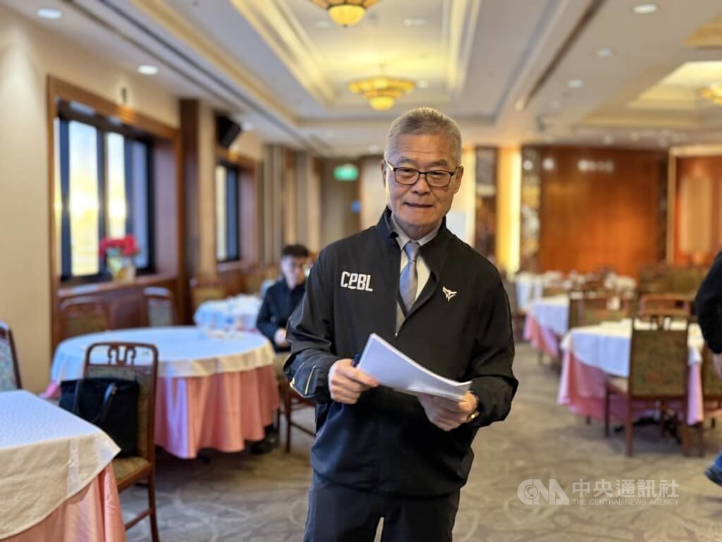 中華職棒22日召開領隊會議，秘書長楊清瓏（前）會後表示，針對釘鞋顏色將不再規範，只要沒有反光影響視線，顏色將開放，交由裁判認定。中央社記者謝靜雯攝　114年12月22日