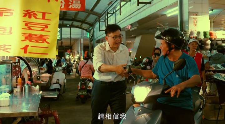 賴瑞隆走進市場與鄉親互動。 圖：賴瑞隆辦公室/提供