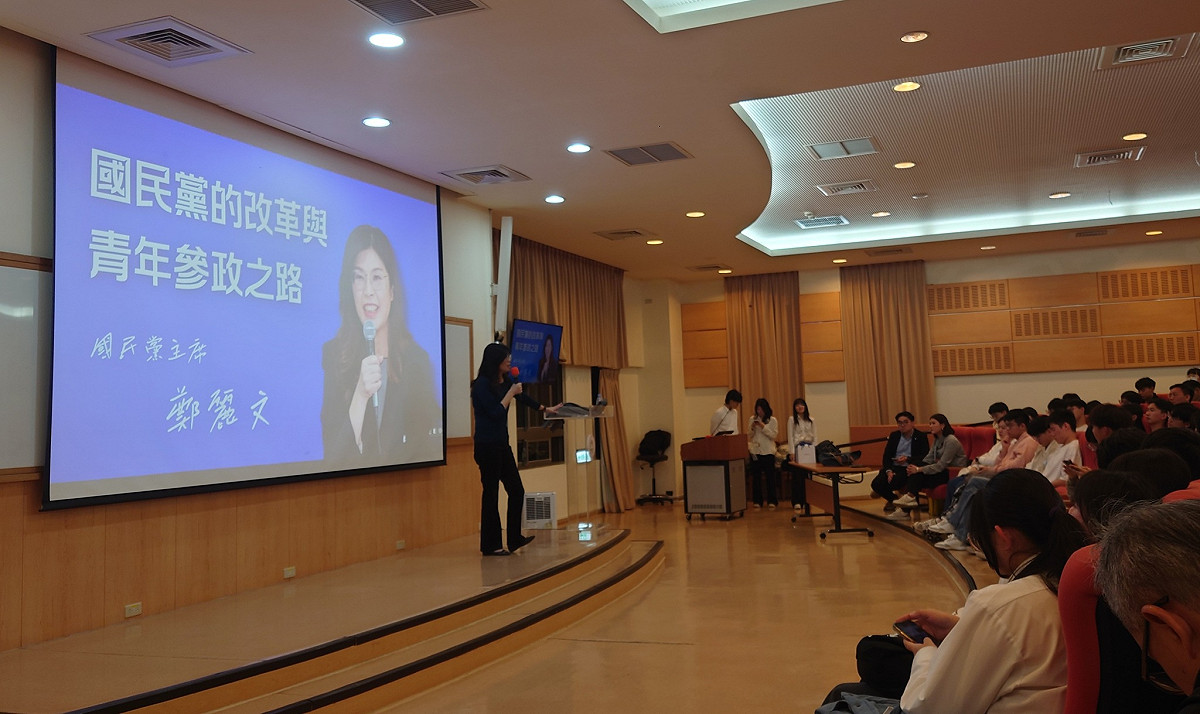 國民黨主席鄭麗文22日晚間赴東吳大學演講。 圖：翻攝陳方隅臉書
