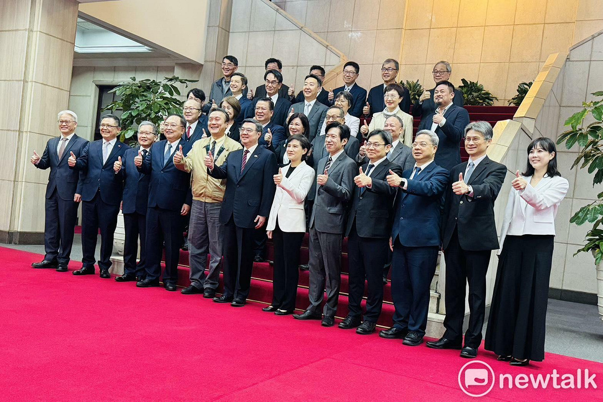 行政院長卓榮泰今（23）日上午主持行政院經濟發展委員會第2次顧問會議（包容成長分組）前，先和參與會議的部會首長、經發會顧問們合影留念。 圖：謝莉慧/攝