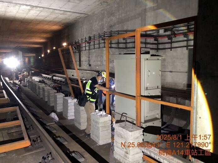 機捷A14站工程需要在機捷既有路線正常運行的情況下進行臨軌作業。 圖：交通部鐵路局／提供