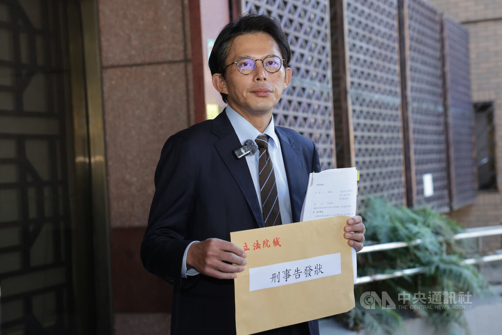 憲法法庭19日做出114年憲判字第1號判決，憲訴法修法違憲。台灣民眾黨主席黃國昌（圖）23日上午到台北地檢署遞狀告發「妨害司法公正罪」，被告「不明待查」，要求北檢立刻嚴肅深入偵辦。中央社記者裴禛攝　114年12月23日
